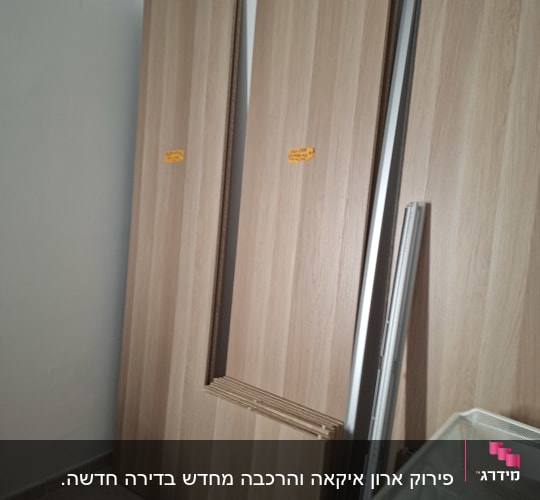 לוחות עץ וכלי עבודה בחדר